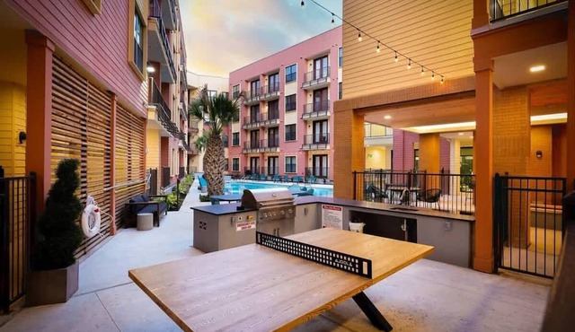 Stylish 2-Bedroom, Near Riverwalk with Gym, Parking in San Antonio