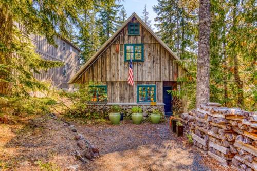 Gorgeous custom-built chalet with fireplace & home office - walk to ski & hiking in Government Camp